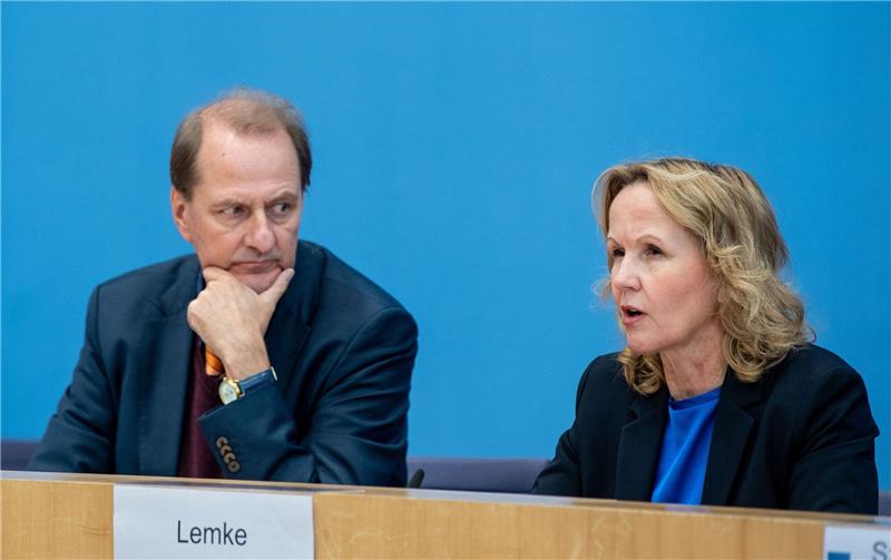 Klimakrise: Wasserverlust in Deutschland besonders groß Umweltministerin Steffi Lemke (Bündnis 90/Die Grünen) und Dirk Messner, Präsident des Umweltbundesamtes.
