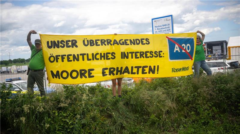 Umstrittene A20 - Start für Bauarbeiten in Niedersachsen Umweltschützer beklagen die Zerstörung von Mooren druch den Autobahnbau.