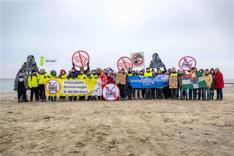 Umwelthilfe hofft auf Aus für Erdgasförderung vor Borkum Umweltschützer und Insulaner demonstrieren am Weststrand von Borkum mit Bannern und Plakaten gegen die geplante Erdgasförderung.