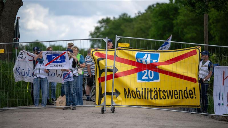 Umstrittene A20 - Start für Bauarbeiten in Niedersachsen Umweltschutzverbände, Landwirte und Anwohner protestieren seit Jahren gegen die Pläne.
