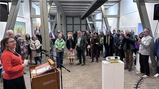 Umweltstaatssekretärin Anka Dobslaw eröffnet die 30. und bislang letzte Ausstellung „Natur – Mensch“ in der Rathausscheune in St. Andreasberg.