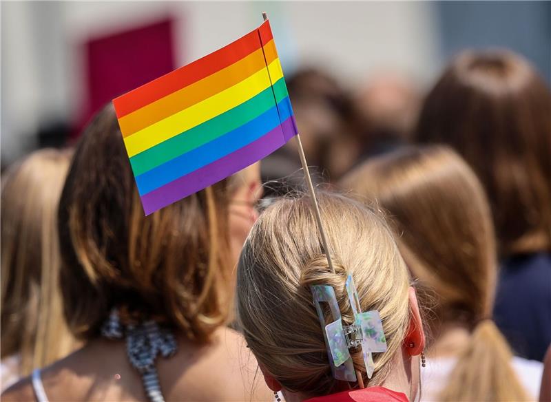 Hitlergruß: Mutmaßlich Rechte stören CSD in Weißenfels Umzüge zum Christopher-Street-Day (CSD) zeigen Unterstützung für homosexuelle und queere Menschen. (Symbolybild)