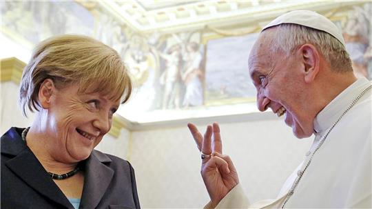 „Unbeirrbar lagen ihm in seinem zwölfjährigen Pontifikat ganz besonders diejenigen am Herzen, die ihre Stimme nicht selbst erheben konnten“, teilte die frühere Bundeskanzlerin Angela Merkel mit. 