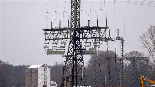 Unbekannte Täter hatten auf einem Feld Feuer an dem frei zugänglichen Strommast gelegt, der auch für die Versorgung der Autofabrik zuständig ist. Die linksextreme „Vulkangruppe“ hatte erklärt, sie sei für den Anschlag verantwortlich.
