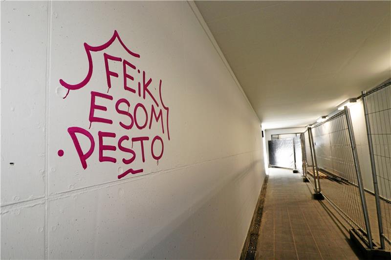 Graffiti-Schmierereien am neuen Bahnhof Unbekannte bringen zwei lilafarbene Graffitis in der Unterführung des Langelsheimer Bahnhofs an. Foto: Jambrek