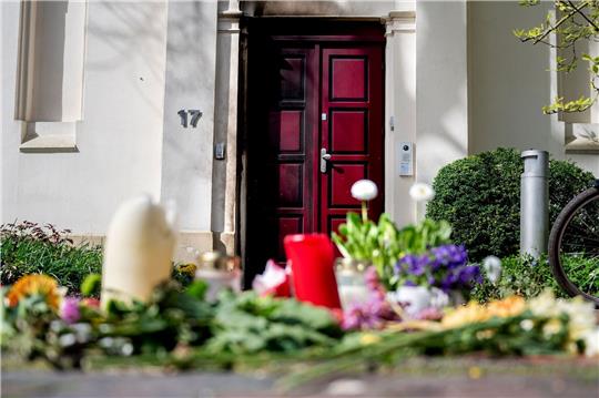 Unbekannte haben am 05.04.2024 einen Brandsatz auf eine Tür der Oldenburger Synagoge geworfen. Bei dem Anschlag am Freitagmittag wurde nach Polizeiangaben niemand verletzt. Eine Eingangstür wurde durch den Brandsatz beschädigt.