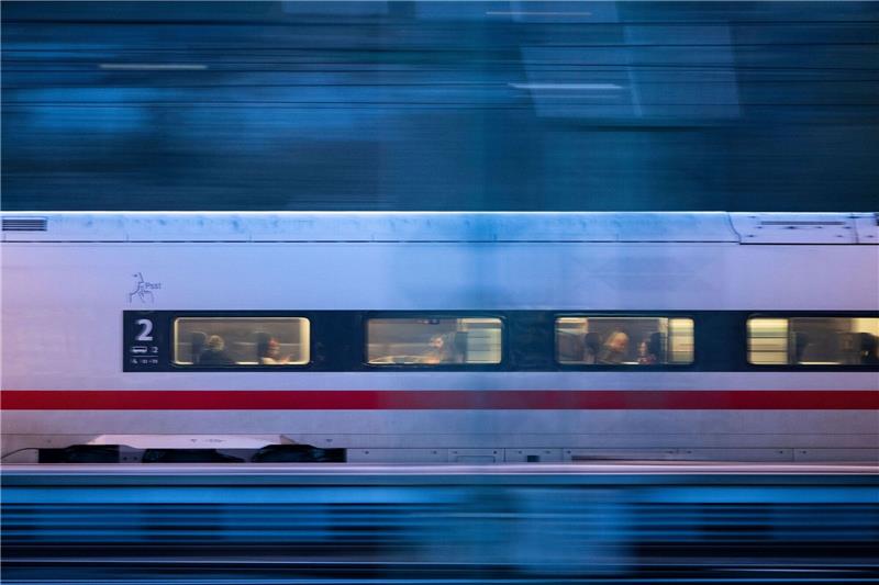 Unbekannte haben einen solchen fahrenden ICE bei Offenburg mit Steinen beworfen. (Symbolbild)