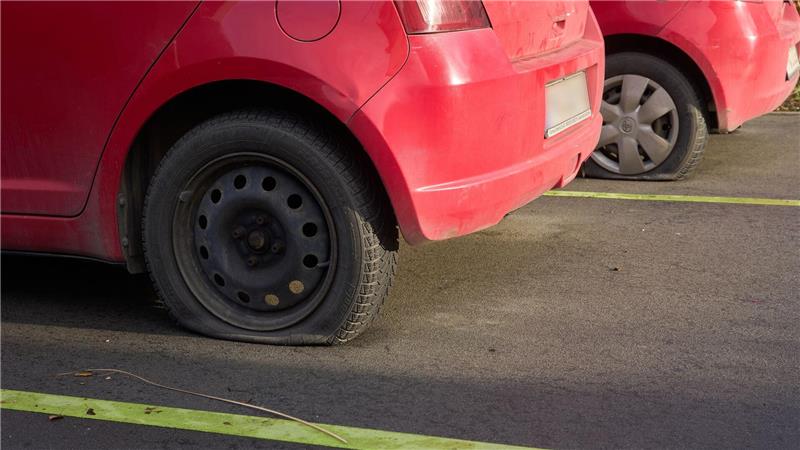 Unbekannte haben in den vergangenen Nächten an mehr als 260 Autos Reifen zerstochen. (Symbolbild)