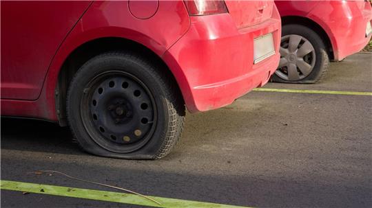 Unbekannte haben in den vergangenen Nächten an mehr als 260 Autos Reifen zerstochen. (Symbolbild)