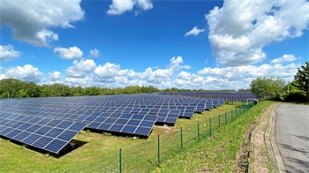 Das Bild zeigt einen Solarpark.