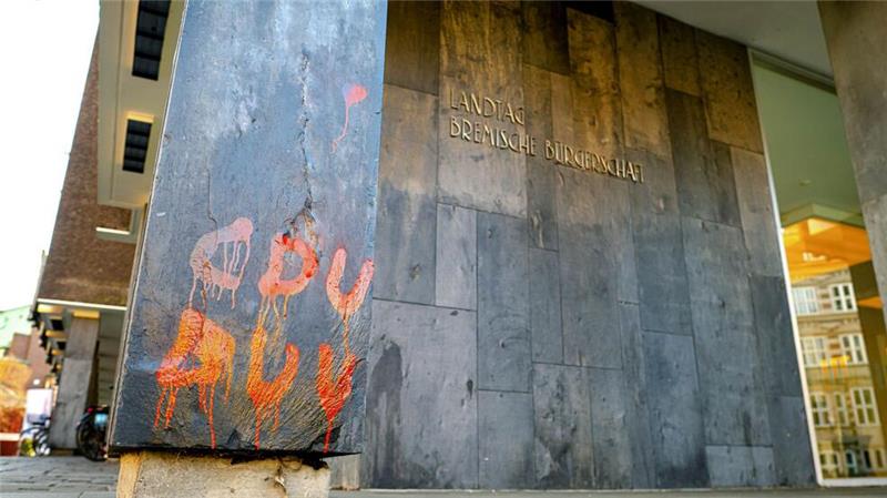 Unbekannte haben politische Parolen an das Gebäude geschmiert. 