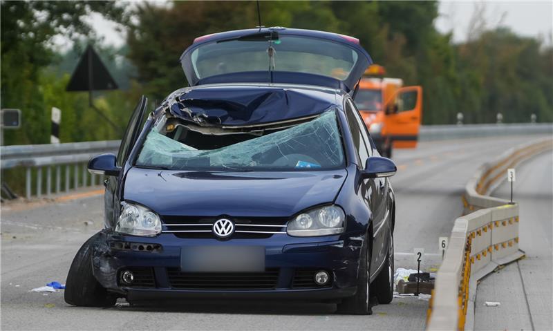 Unbekannte haben zwei Gullydeckel auf die Autobahn geworfen. Einer traf die Windschutzscheibe eines Autos, verletzte den Fahrer schwer, die Beifahrerin sogar lebensbedrohlich. Foto: Clemens Heidrich, pa/dpa