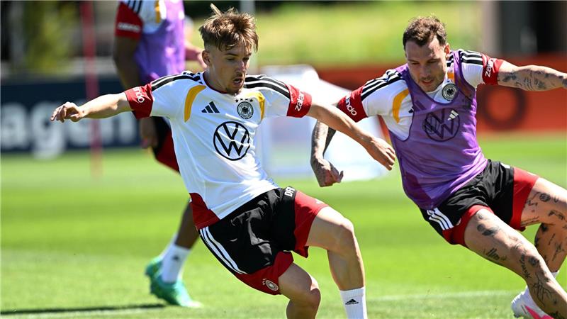 Unbekümmert in Aktion: Lennart Karl (l) im Zweikampf mit David Raum.