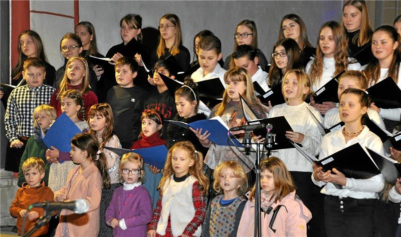 CvD-Chöre und Goslarer Propstei-Kinderchöre verzücken ihr Publikum Und alle zusammen: Die Chöre von CvD-Gymnasium und Propstei überzeugen mit Gesang auf höchstem Niveau. Foto: Heine