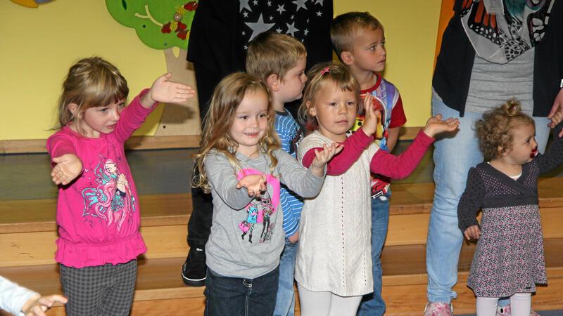Die Kita Martin Luther feiert ein ganz besonderes Sommerfest Und die Hände zum Himmel: In der Eulenburg begrüßen im September 2014 Kinder und Erzieherinnen in der allmorgendlichen Bewegungsrunde den neuen Tag mit dem „Jambo Mambo“.