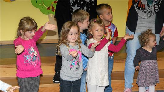 Und die Hände zum Himmel: In der Eulenburg begrüßen im September 2014 Kinder und Erzieherinnen in der allmorgendlichen Bewegungsrunde den neuen Tag mit dem „Jambo Mambo“.