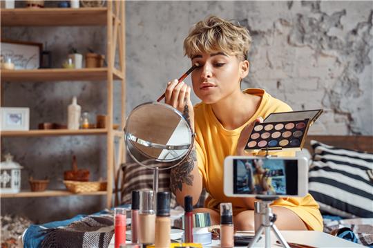 Und die Kamera läuft mit: Viele Influencerinnen geben etwa Schminktipps und werben dabei offensiv für den Kauf bestimmterKosmetikprodukte. Foto: iStock