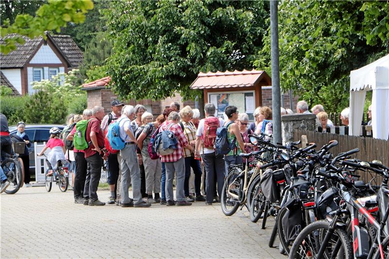 Und die nächste Wandergruppe rückt an: Abbenrode ist zum Mühlentag am Pfingstmontag wieder einmal das Ziel vieler Ausflügler.  Fotos: Gereke