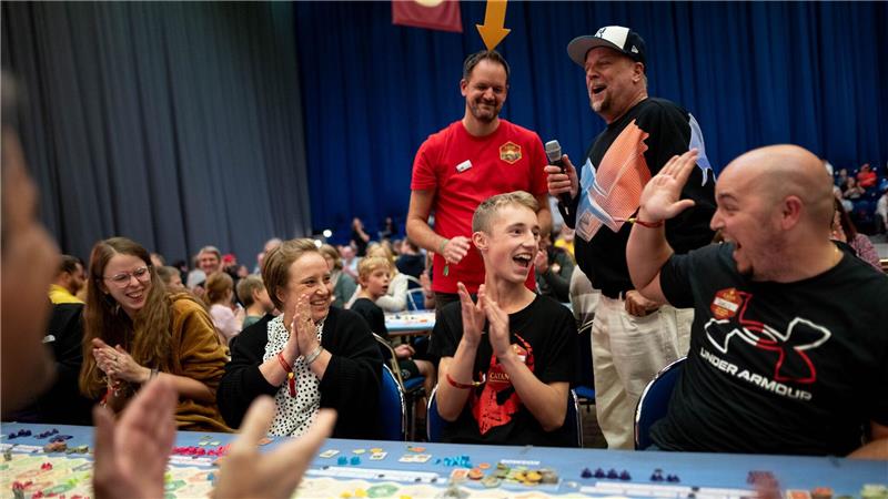 Catan-Fans knacken Weltrekord in Essener Grugahalle Und einen Gewinner gab es auch. „Ben“, hier in der Mitte, konnte das größte Catan-Spiel aller Zeiten gewonnen und wird von Rapper Smudo für sich entscheiden.