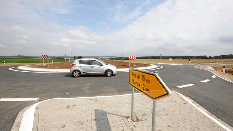 Nach viereinhalb Monaten Bauzeit: Freie Fahrt im Gielder Kreisel Und es geht rund: Die ersten Fahrzeuge passieren nach der Freigabe den Gielder Kreisel.