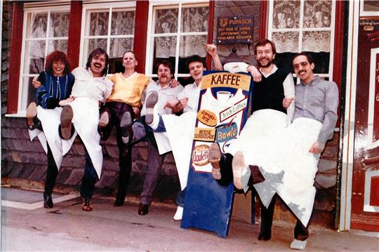 Und hoch das Bein (oben von links): Doris Heine, Claus Hübsch, Gudrun Hübsch, Siegmund Kaps, Ralf Braunsch, Nico Laysen und Peter Waltemate sind das „Pupasch“-Team von 1981 – eine Aufnahme, die in dieser Konstellation jährlich neu gestellt wurde. Heute ist Nico Laysen (links) 72 Jahre alt und weiß eigentlich alles über die Kneipe, ihre Geschichte und ihre Menschen.  Fotos/Repros: Epping