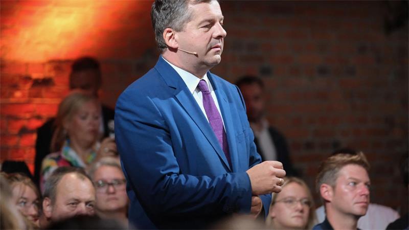 CDU zwischen Linke und AfD - komplizierter Weg zur Mehrheit „Und ich finde es ganz spannend, dass jetzt hier aus Berlin wieder Einzelne mir irgendwo Ratschläge geben, was ich nicht machen darf“, sagt Sven Schulze (CDU).
