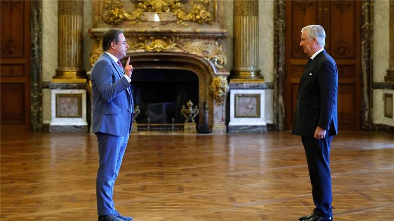 „Und jetzt an die Arbeit“, schrieb der neue Regierungschef Belgiens, Bart De Wever, nach der Vereidigung auf der Plattform X.