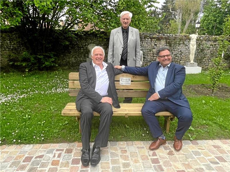 Städtepartnerschaft bekommt neuen Schwung Und noch einmal Wolfgang Langer und Karl-Heinz Plosteiner, dieses Mal mit Dominique Vautier (l.) auf der aus dem Harz mitgebrachten Bank. Foto. Privat