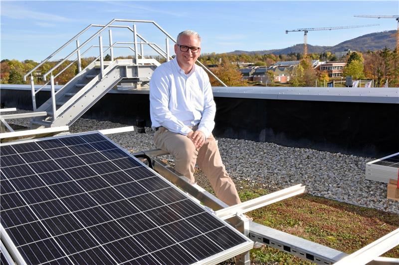 5,3 Millionen Euro Investition: Das Sonnendeck von „Fort Knox“ Und obendrauf ein wahres Sonnendeck: Med-X-Press hat beim Neubau des BtM-Lagers auch kräftig in Photovoltaik investiert, schildert Geschäftsführer Lars Dörhage.  Fotos: Kleine
