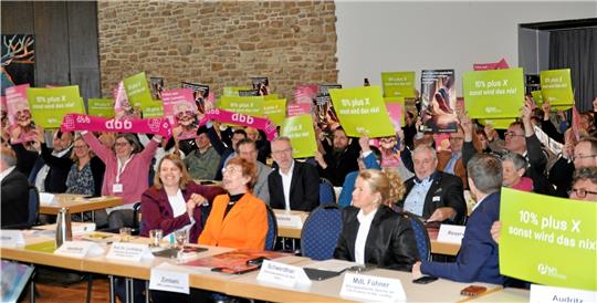 Und plötzlich gehen die Plakate mit Wünschen für mehr Gehalt in die Höhe: In der ersten Reihe nehmen Niedersachsens Kultusministerin Julia Hamburg, Professorin Dr. Susanne Lin-Klitzing als Vorsitzende des Deutschen Philologenverbandes und Goslars Oberbürgermeisterin Urte Schwerdtner (v.l.) von der Aktion unterschiedlich amüsiert Notiz. Foto: Heine