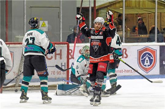 Und schon liegt der Puck im Netz: André Gerartz feiert nach gut zweieinhalb Minuten das 1:0 gegen den TuS Harsefeld. Am Ende siegen die Harzer Falken mit 7:1. Foto; Drechsler