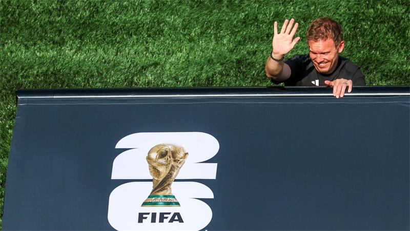Nagelsmann weg: DFB vor der großen Lösung mit Klopp Und servus: Julian Nagelsmann winkt bei seinem letzten Länderspiel gegen Paraguay hinter der deutschen Bank. (Archivbild)