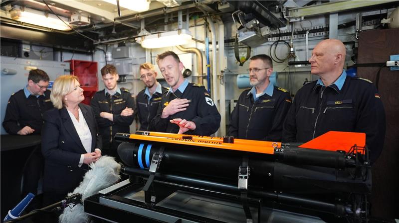Und sie redete vertraulich mit Soldaten.