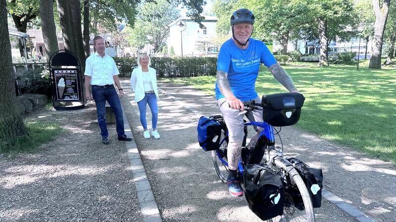 Dieser Mann radelt 5100 Kilometer weit, um Kindern zu helfen Und weiter geht es Richtung Helmstedt: Oli radelt in Bad Harzburg los und wird von Angela Vollrodt und Andreas Simon verabschiedet.