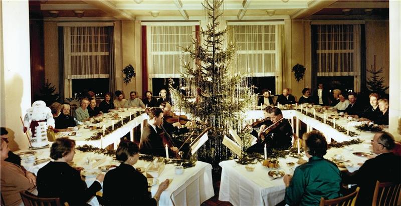 Und welche Festgesellschaft speist hier mit musikalischer Begleitung unterm Weihnachtsbaum?