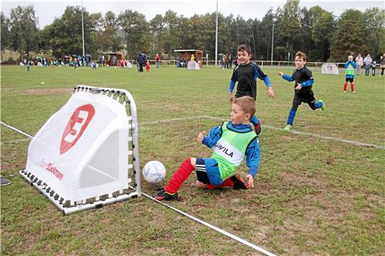 Und wieder fällt ein Tor: Funino soll allen Kindern auf dem Platz fern von festen Positionen viele Ballkontakte und viele Erfolgserlebnisse ermöglichen. Foto: Gietemann