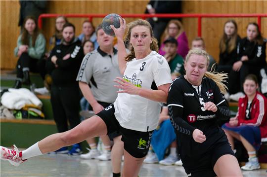 Und wieder freie Bahn: Fenja Mönnich-Matthes wird gegen die HSG Oha im zweiten Abschnitt so richtig torhungrig und steuert am Ende sieben Treffer zum 31:23-Erfolg der HSG Liebenburg-Salzgitter bei. Foto: Drechsler