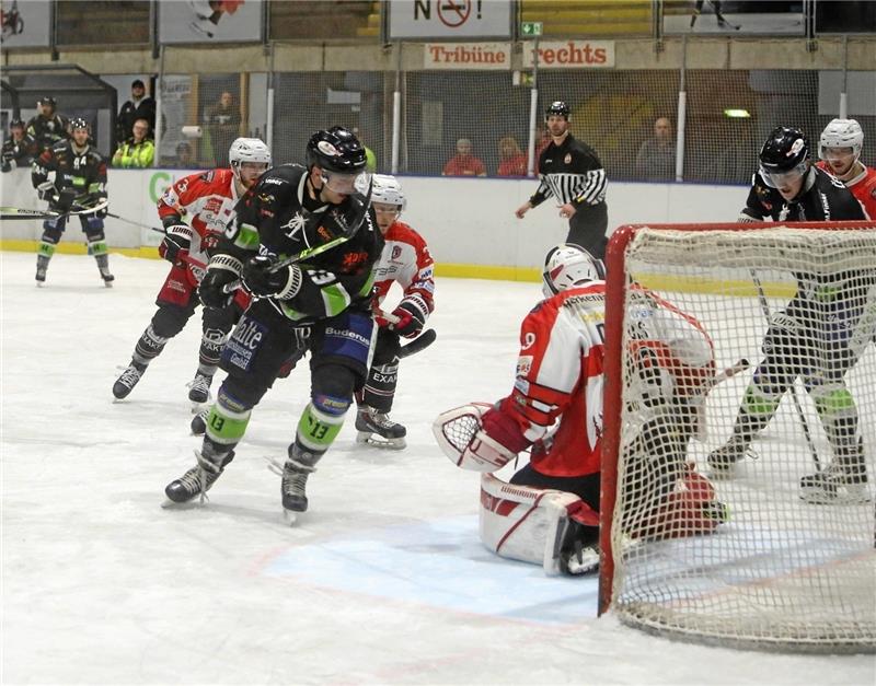 Und wieder ist die Tür zu: Falken-Torwart Taylor Dupuis ist auch bei diesem Salzgitteraner Angriff von Jakub Müller (li.) nicht zu überwinden und wird später zum Mann des Abends gewählt. Foto: Neuendorf