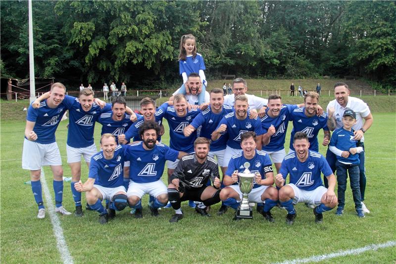 Bärenkopfpokal: FC Othfresen verteidigt fast mühelos den Titel Und wieder jubelt der FC Othfresen: Er sichert sich in Groß Döhren erneut den Bärenkopfpokal in der Gemeinde Liebenburg. Fotos: Gietemann