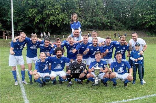 Und wieder jubelt der FC Othfresen: Er sichert sich in Groß Döhren erneut den Bärenkopfpokal in der Gemeinde Liebenburg. Fotos: Gietemann
