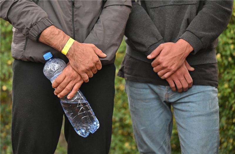 Wie Schleuser Migranten nach Deutschland bringen Unerlaubt eingereiste Migranten stehen am Straßenrand, nachdem sie durch die Bundespolizei aufgegriffen wurden.