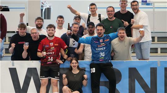 Unerwartete Abschiedsgäste: Die Handballer der HSG Langelsheim/Astfeld unterstützen Maurice Hanke (vorne links) und Finn Reuter in ihrem letzten Heimspiel für den Oberligisten HV Wernigerode.