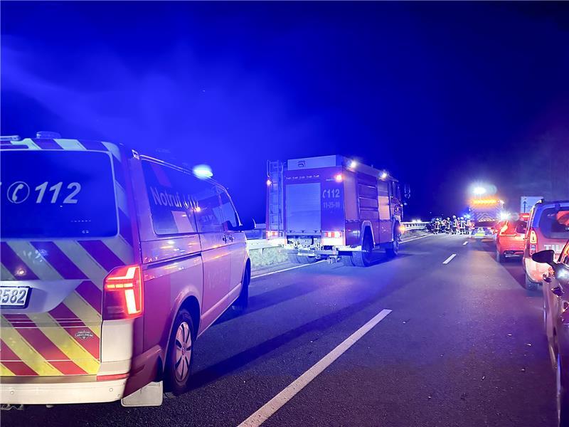 Unfall auf der B6: Eine Frau ist mit ihrem Auto von der Fahrbahn abgekommen und mit der Mittelleitplanke kollidiert. Fotos: Feuerwehr Goslar