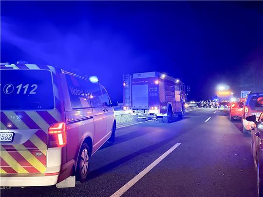 Unfall auf der B6: Eine Frau ist mit ihrem Auto von der Fahrbahn abgekommen und mit der Mittelleitplanke kollidiert. Fotos: Feuerwehr Goslar