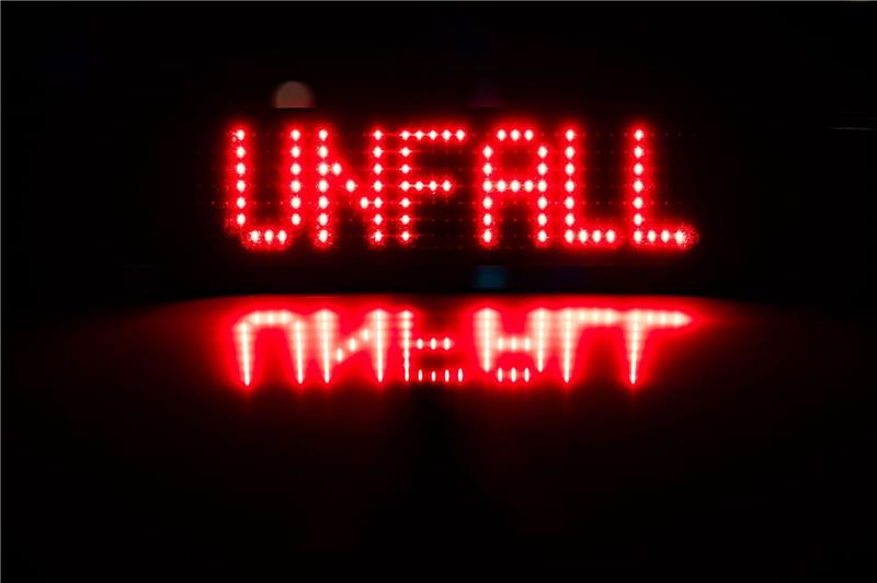 «Unfall» ist auf dem Dach eines Polizeiautos zu lesen.