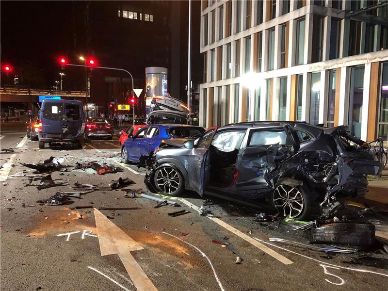 14 Verletzte nach Unfall mit zehn Fahrzeugen in Köln Unfallfahrzeuge türmen sich in der Innenstadt von Köln.