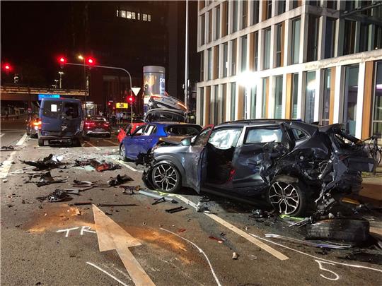 Unfallfahrzeuge türmen sich in der Innenstadt von Köln.