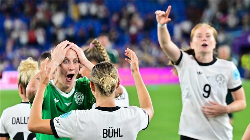 „Krass, unglaublich, mega“: Fußballerinnen feiern Berger Unfassbare Freude bei Torhüterin Ann-Katrin Berger (l).