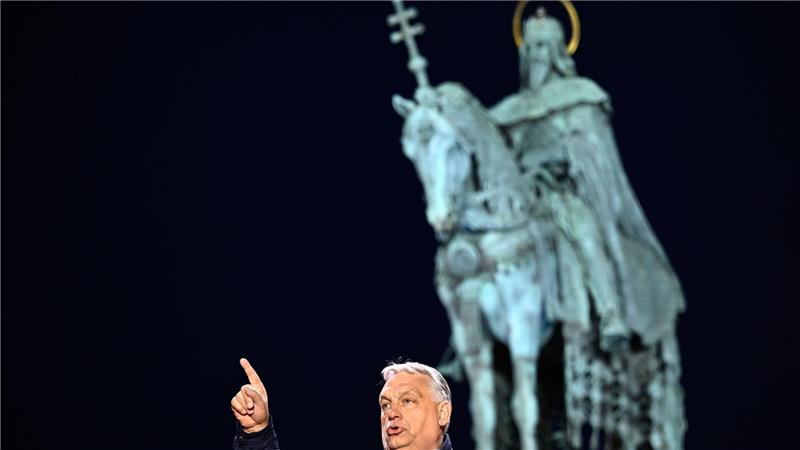 Ungarns Ministerpräsident Viktor Orban hofft, am Sonntag die Parlamentswahl gegen seinen chancenreichen Herausforderer Peter Magyar zu gewinnen.