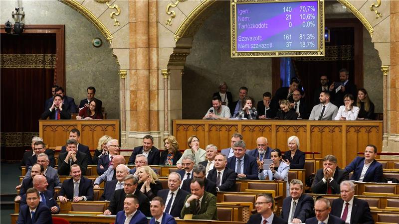 Ungarn ändert Verfassung: Mensch ist entweder Mann oder Frau Ungarns Parlament hat eine Verfassungsänderung beschlossen, der zufolge der Mensch ausschließlich als Mann oder Frau definiert wird.